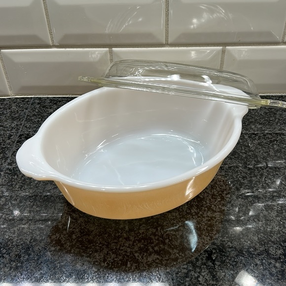 Vintage Fire King Casserole Dish / Serving Bowl with Lid. 467 - Picture 4 of 17